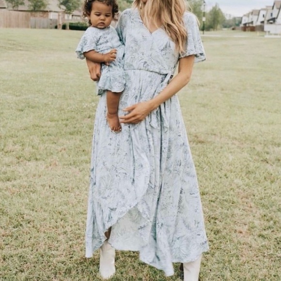 Ivy City Co Misty Island Maxi Wrap Dress Blue Gray
Floral V-neck Short Sleeve - Picture 2 of 15
